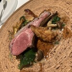 オーグードゥジュール メルヴェイユ 博多 - 仔羊の嫌な臭みはなく、柔らかく旨みが強い。ツルムラサキも美味しい。