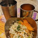 エローラ - 『ムンバイランチ』のサラダ・人参のスープ