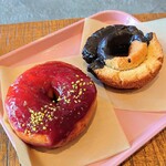 HOWDY DONUTS - ラズベリー（左）、オールドファッション（右）