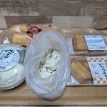 とうふ工房 わたなべ - 真ん中のは配布しているおから。土曜日のみの限定品は山形県の青豆ざる豆腐。豆腐屋のいなりも楽しみです