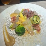 和フレンチバル村塾 屋根裏 別邸 - 真鯛と生ハムのカルパッチョ／ドレッシングが凄い美味しくて野菜とお魚メチャうまです。