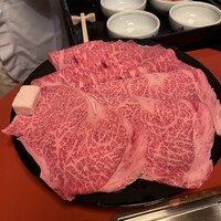 三嶋亭 本店 - 手前:リブロース　奥:サーロイン