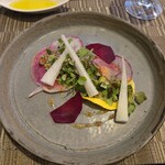 TEATRO IUKI - ・シマアジとヤリイカのカルパッチョ、キュウリのピクルス、ビーツ、紅芯大根、ハスイモのサラダ
                                →ねっとりとしたヤリイカとアッサリしたシマアジ、酸味のあるカルパッチョでサラダと相性がよかったです。