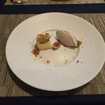 TEATRO IUKI - ・グリーンフィグのクラフティ
      やっちろバナナと練乳のジェラート
      やっちろバナナという珍しいバナナを使ったジェラート、皿に敷いてたカラメル味のナッツと相性バツグン。いちじぐのクラフティも美味しかった。