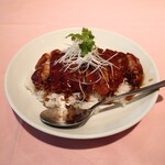 シェフス - パクチーも美味しくいただけくことができる(笑)、"引き算の美学"に基づく黒酢餡の優しくもストレートな味。