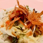 シェフス - 前菜のサラダは冷たくてシャキシャキ。ドレッシングも旨い。