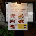 シェフス - お昼時は、グランドメニューの上にランチメニューを貼ってあります。