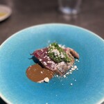 イナカーザ - 鰹　下の黒いソースは熟成発酵　青森の黒ニンニク　ニンニクマヨネーズ　アイオイソース　上は石川能登のモロヘイヤとオクラのソース　マンダリンの香り　　　　　白いのはオイルのパウダー！斬新で美味。