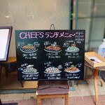 シェフス - 店先のイラスト入り黒板メニュー。