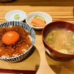 しんのすけ - いくら丼(みそ汁・ぬかづけ付)