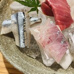 しんのすけ - 生本まぐろ_中とろ
      シオ
      さんま