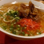 沖縄料理ズミ - ソーキそば、スープが変更に