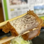 とんかつ 栄ちゃん - 赤身の柔らかさ感動ショット