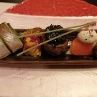太田なわのれん - 右から菊花だいこん
                      、むかごウニパウダー
                      、サーモンとイチヂクの白和え
                      、肉みそ田楽
                      、松葉そば
                      、きくのはなのなます
                      、カマスの小袖お寿司