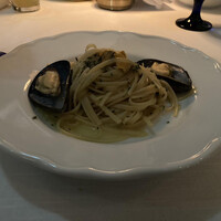 MAIN DINING by THE HOUSE OF PACIFIC - ムール貝とレモンのアーリオオーリオ。暗くて微妙な写真ですが、、美味しい