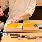 すが弥 - 左がサンタバーバラの赤ウニ、右手が青森のムラサキです