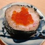 すが弥 - ズワイ蟹お太巻きに塩漬けイクラをトッピング