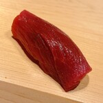 すが弥 - 赤身です。天端の下の部位。中に海苔を挟みます