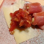 すが弥 - コンテチーズと赤身のタルタル。チーズの塩味でいただく逸品です