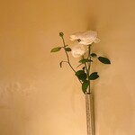すが弥 - 壁にはバラが飾られます
