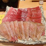 すが弥 - 今夜の踊り子さん達。手前は熟成のカマスジです