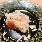 すが弥 - 炙ったボタンエビの上にガーリックチーズを摺りおろし、オリーブオイルで風味付け