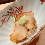 すが弥 - 北海道にキンキの炙りです。下にはウニソースとシャリ、針海苔が潜みます