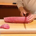 すが弥 - 羅臼の鰤です。背中側ですが、この分厚さにはビックリポン