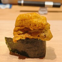 すが弥 - 青森のムラサキの上にサンタバーバラのデッカイ赤ウニがマウンティング