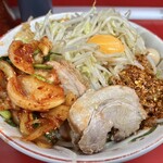 ラーメン二郎 - ラーメン（950円）＋汁なし（100円）＋味うずら（100円）＋SUPERキムチ（130円）、ニンニク・ゆうちゃんスパイス