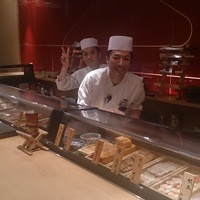 寿司 はせ川 心斎橋本店 - 岡ちゃんの撮影にこっそり参加するたくみちゃん（笑
