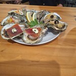 SHUCKER’S - 生牡蠣2個、生牡蠣のレモンタバスコシャーベットのせ2個、生牡蠣の生ハムのせ2個、生牡蠣のサルサソースのせ2個