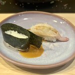 金寿司 - 金寿司名物　海老の頭から作ったソースをネタ無し軍艦で拭き取りながら食べる