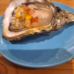 SHUCKER’S - 生牡蠣のサルサソースのせ