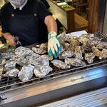 沖野水産 - 目の前で焼いてます