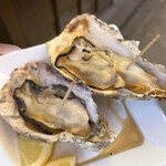 沖野水産 - 焼がき（2個）…税込500円] 目の前で網焼きにしている焼きが