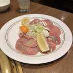 焼肉 鶯谷園 - 上タン（4枚食べてしまってます…）