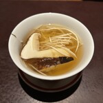 アカ - ソパデセタス(きのこのスープ)、ハモンセラーノで90度C5時間かけたスープに長野の松茸