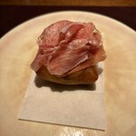 アカ - クロケッタ(スペイン風コロッケ)のハモンセラーノ(生ハム)添え、衣は春巻の皮で