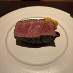 アカ - 松阪牛のヒレ、カボチャのピューレ、胡椒ペースト、塩