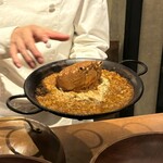 アカ - 毛蟹のパエリア、アリオリソース、山椒、レモン