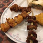 インド料理 パリワル - 上から鶏皮の甘タレ、チキンセクワ、砂肝のタンドリー焼き