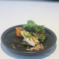 recte - ②【下北 塩谷さんの子ヤリイカ】
                      ★ ヤリイカ新子のグリル、広島梶谷農園の夏+秋野菜のサラダ添え、野菜+熟成シェリーのソース