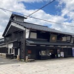 南部酒造場 - 2022/5/28　南部酒造場と御清水（左）