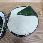 とうふ工房 わたなべ - 土曜日のみの限定品青豆ざる豆腐。青豆は脂肪分が少なく甘味が強いのが特徴だそうです。色から感じる先入観ではないな、やはり少し青みがかった風味がありますね