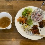 喫茶オレンジ・バルOrange - 料理写真:日替わりランチのサラダプレートとスープ