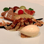 シェ草間 - 洋梨のコンポートとヴァニラのアイスクリーム チョコレートソース