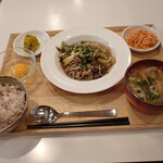 トーコーキッチン - 牛すきやき 副菜二品、豚汁