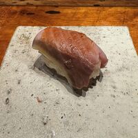 初音鮨 - 鰤、長めに切られた身の片側がクルッと挟み込まれているので見た目よりも身の厚みを感じます