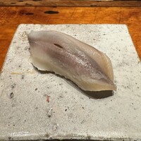 初音鮨 - 身が表になった小肌は初音鮨のスペシャリテ、小骨が酢で柔らかくなっていることを感じて欲しいとの想いからとのこと